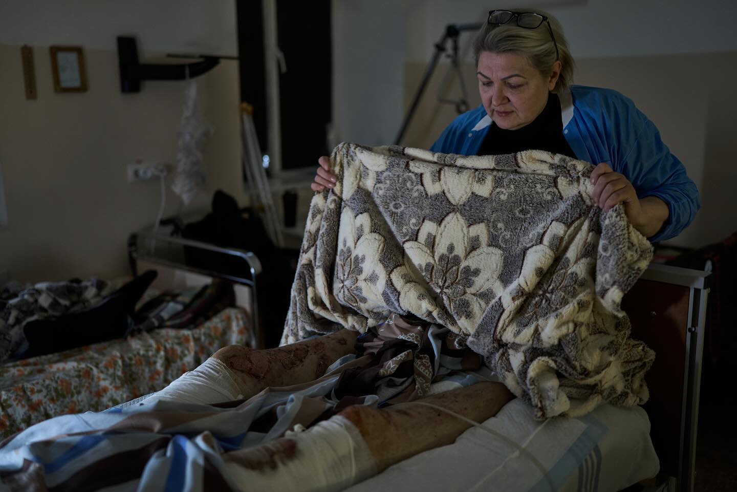 "У цих очах - все". Фотографи зворушили кадрами, як мама піклується про пораненого сина-воїна