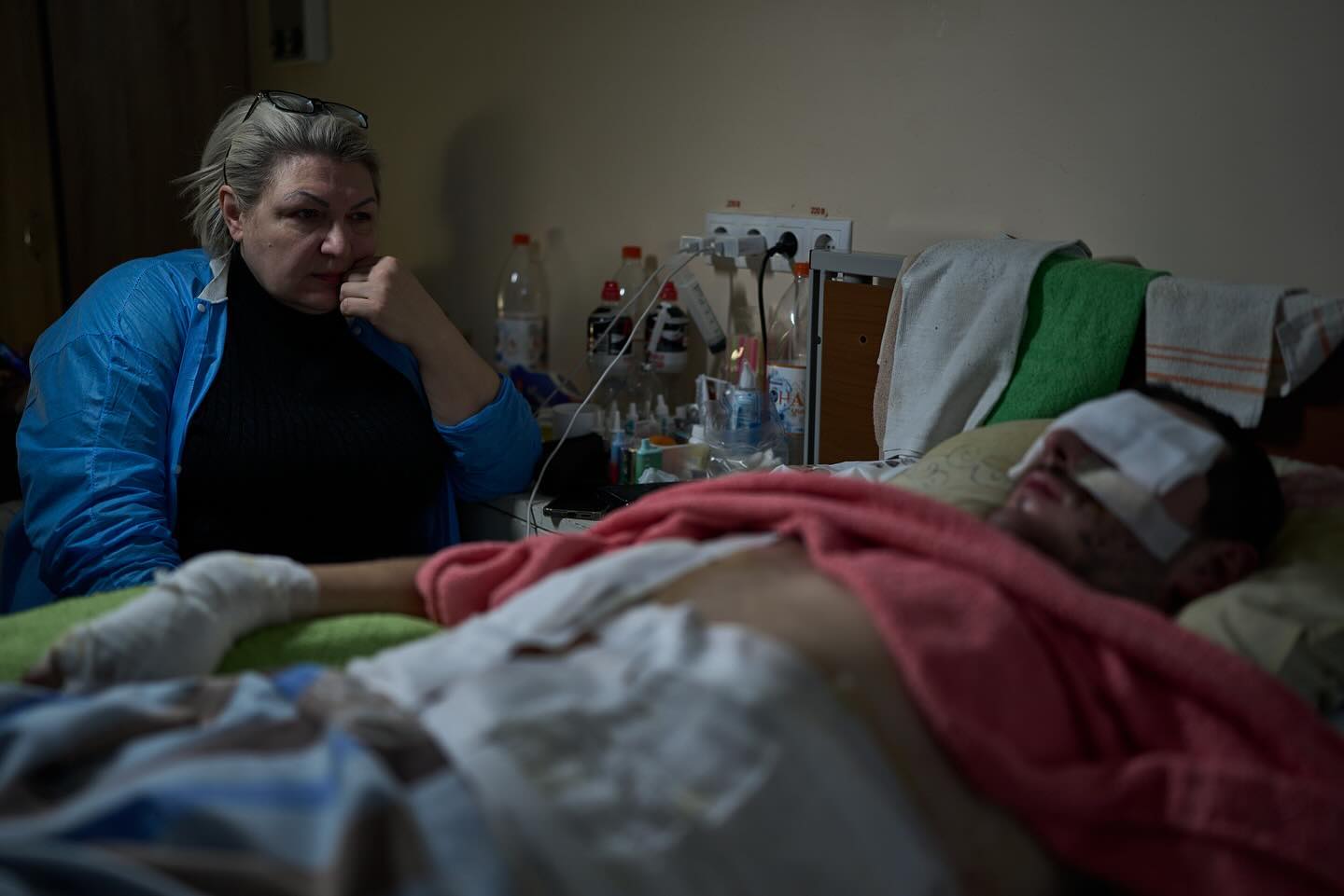 "У цих очах - все". Фотографи зворушили кадрами, як мама піклується про пораненого сина-воїна