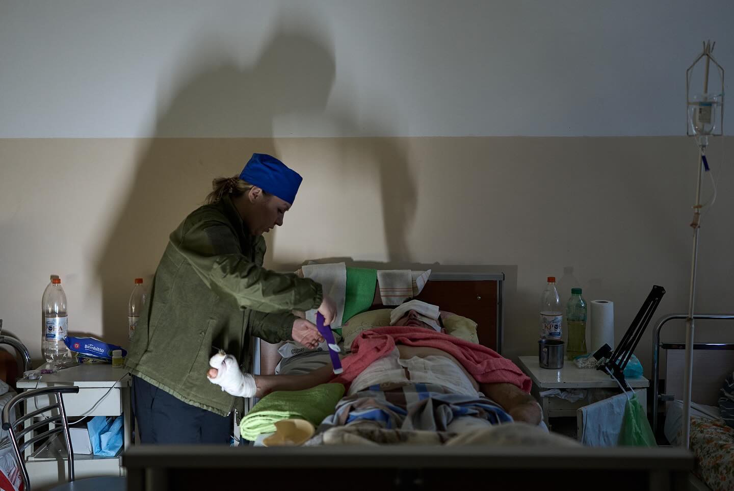 "У цих очах - все". Фотографи зворушили кадрами, як мама піклується про пораненого сина-воїна