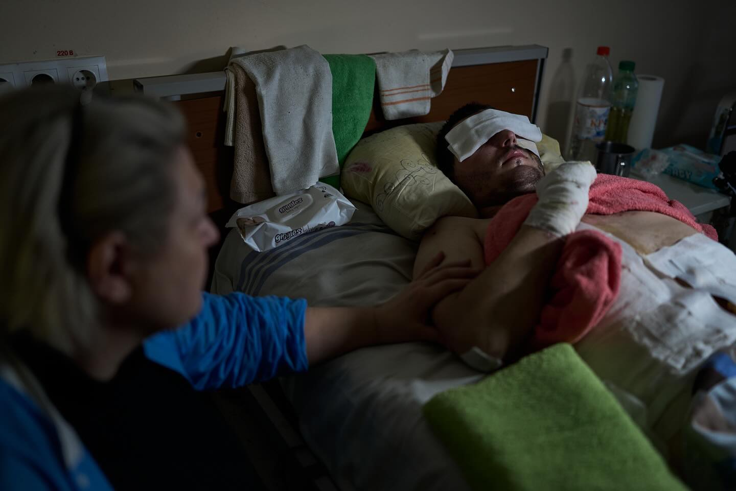 "У цих очах - все". Фотографи зворушили кадрами, як мама піклується про пораненого сина-воїна