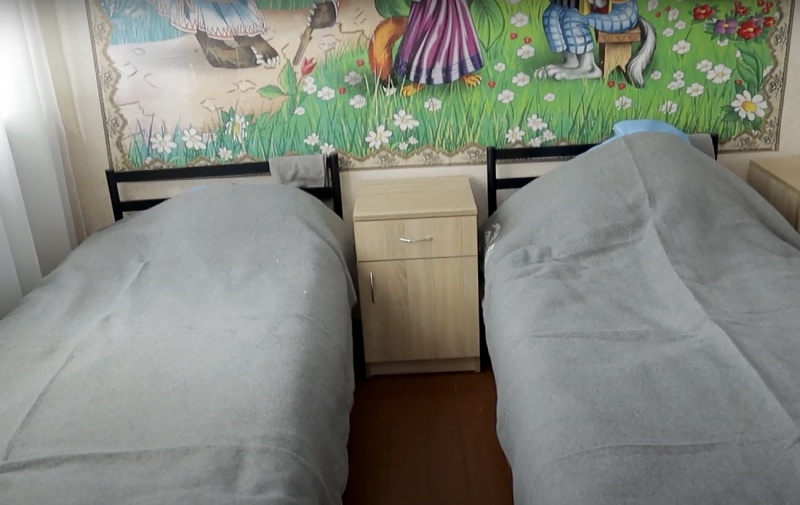 "Куди прийдуть росіяни, жити не залишуся". Як переселенці рятуються від війни у шелтерах