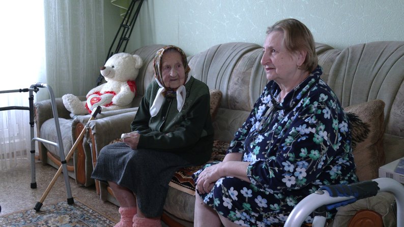 "Пережила Сталіна, переживу і Путіна": історія 102-річної українки, яка досі читає без окулярів