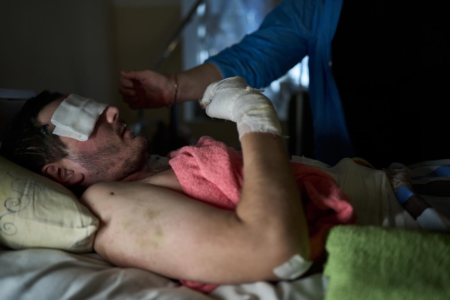 "У цих очах - все". Фотографи зворушили кадрами, як мама піклується про пораненого сина-воїна