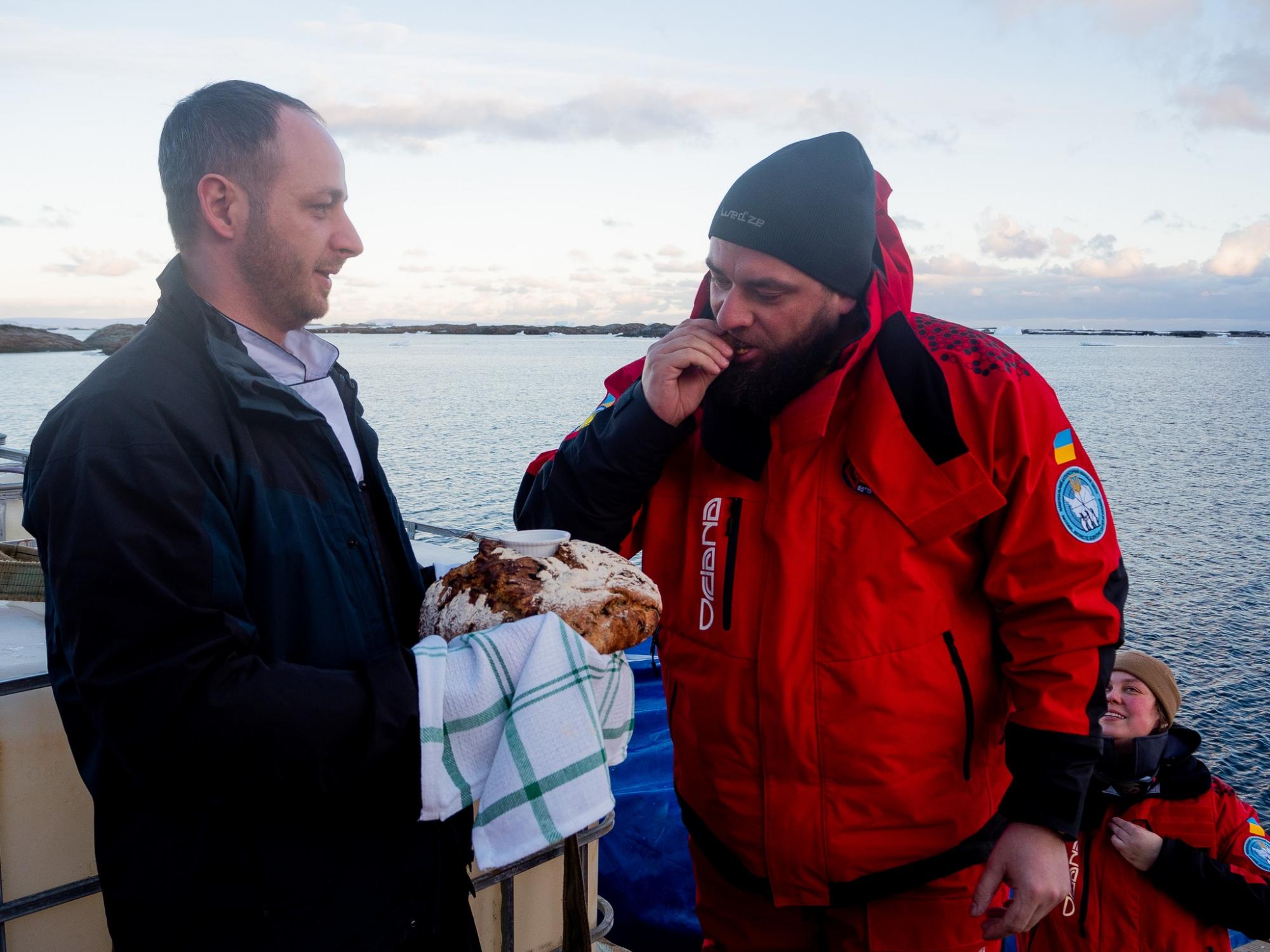 "Пройшли Дрейком, як автобаном". На "Академік Вернадський" прибула нова команда полярників (фото)