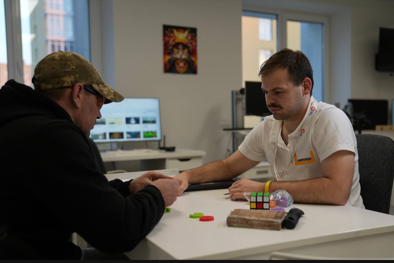 Вибирався з-під обстрілу наосліп: історія захисника, який втратив зір в бою