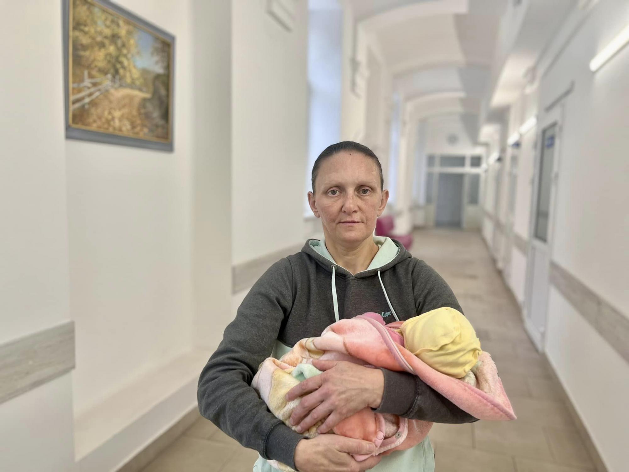 Во Львове 40-летняя женщина в 11 раз стала мамой: первые фото из роддома