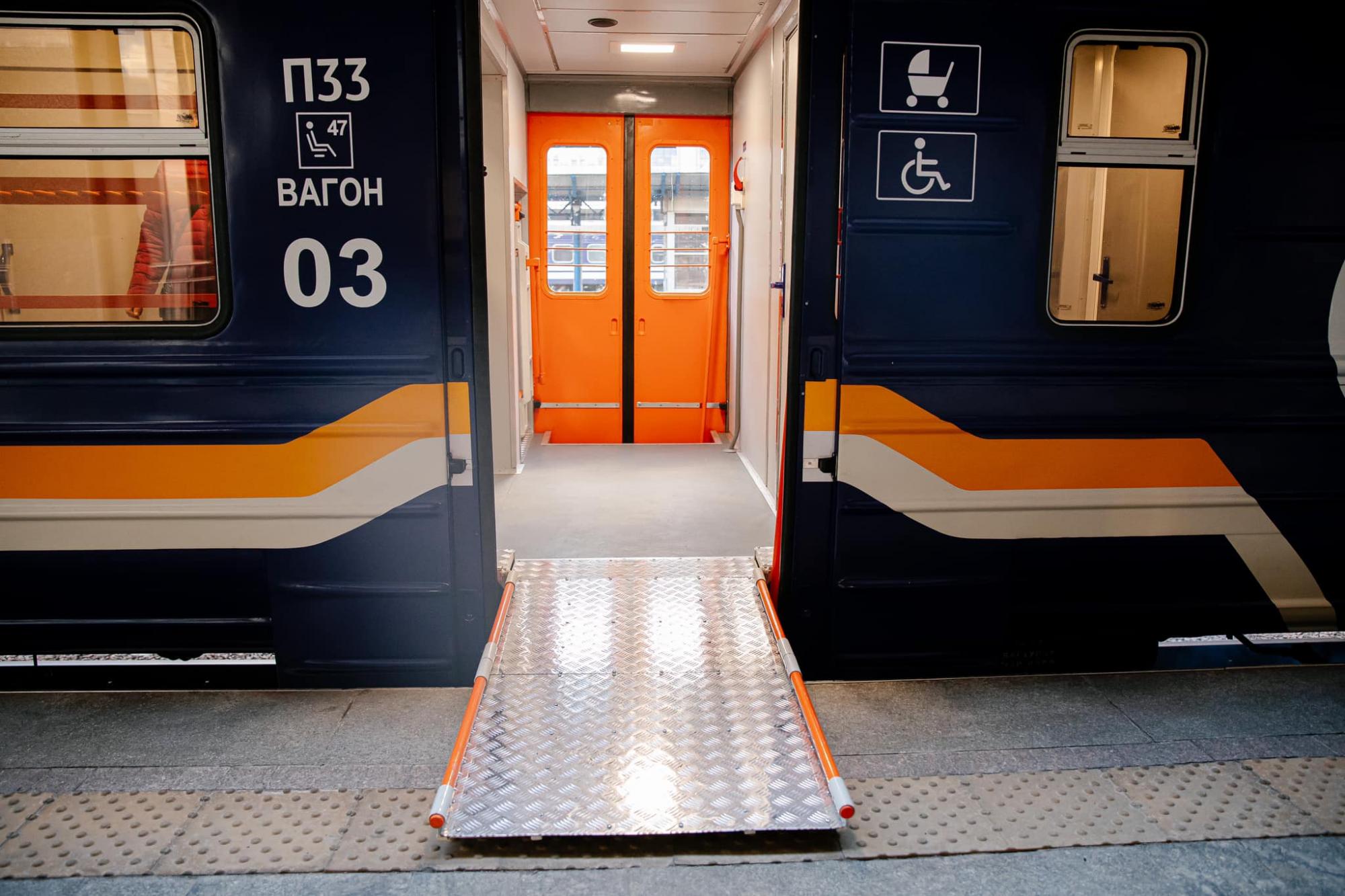 Укрзалізниця запустила модернізований потяг із особливими місцями (фото)