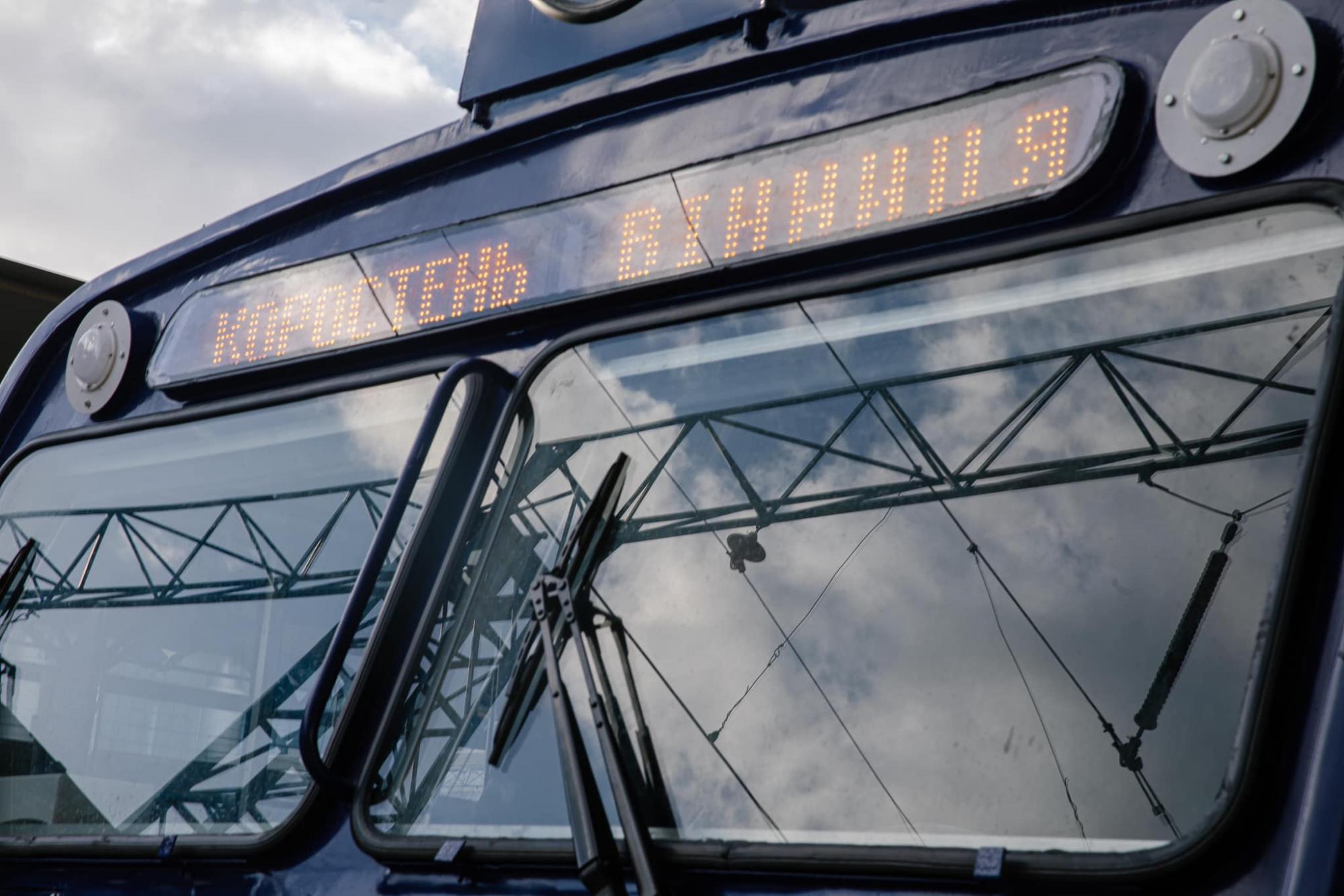 Укрзалізниця запустила модернізований потяг із особливими місцями (фото)