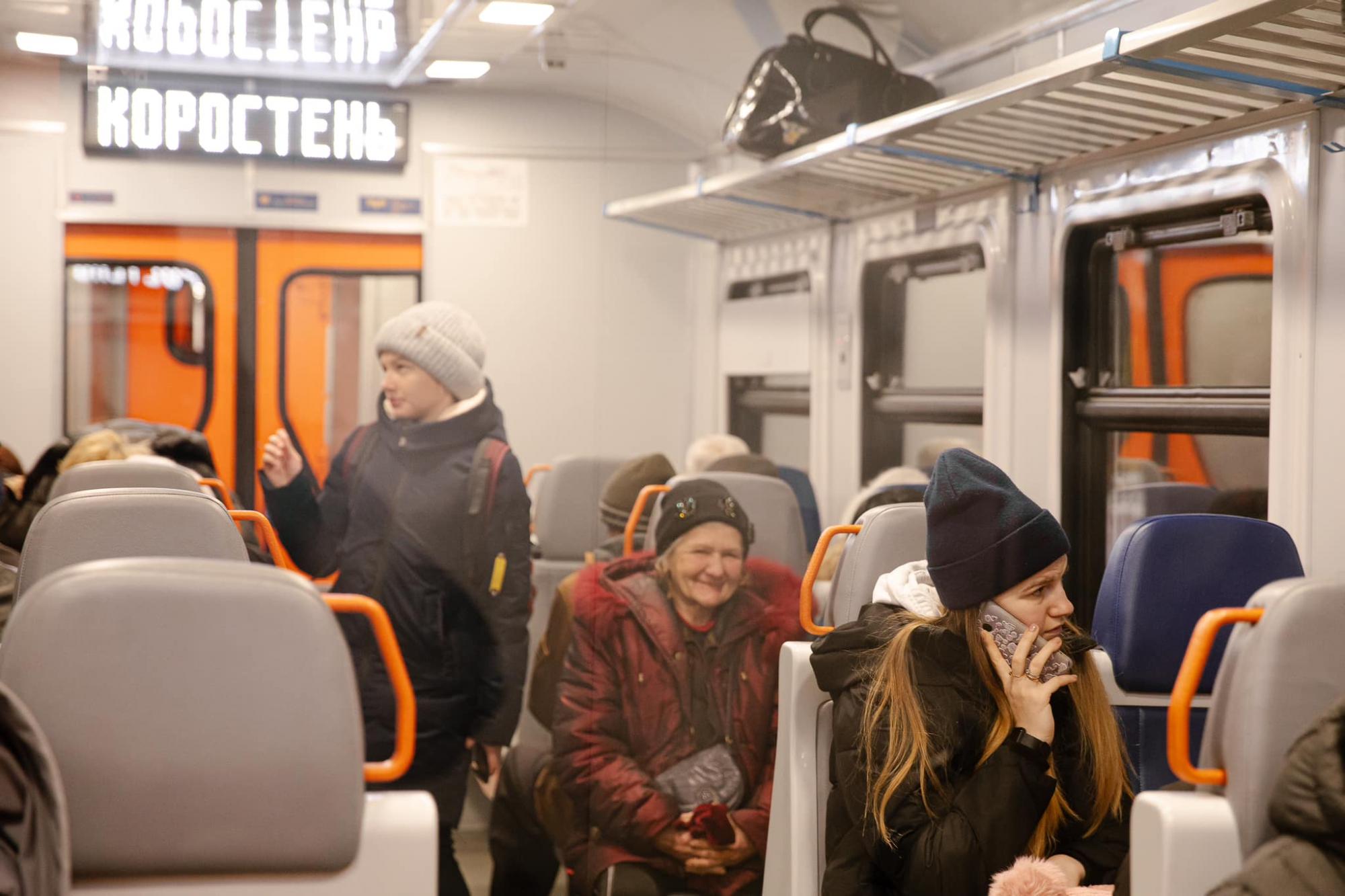 Укрзалізниця запустила модернізований потяг із особливими місцями (фото)