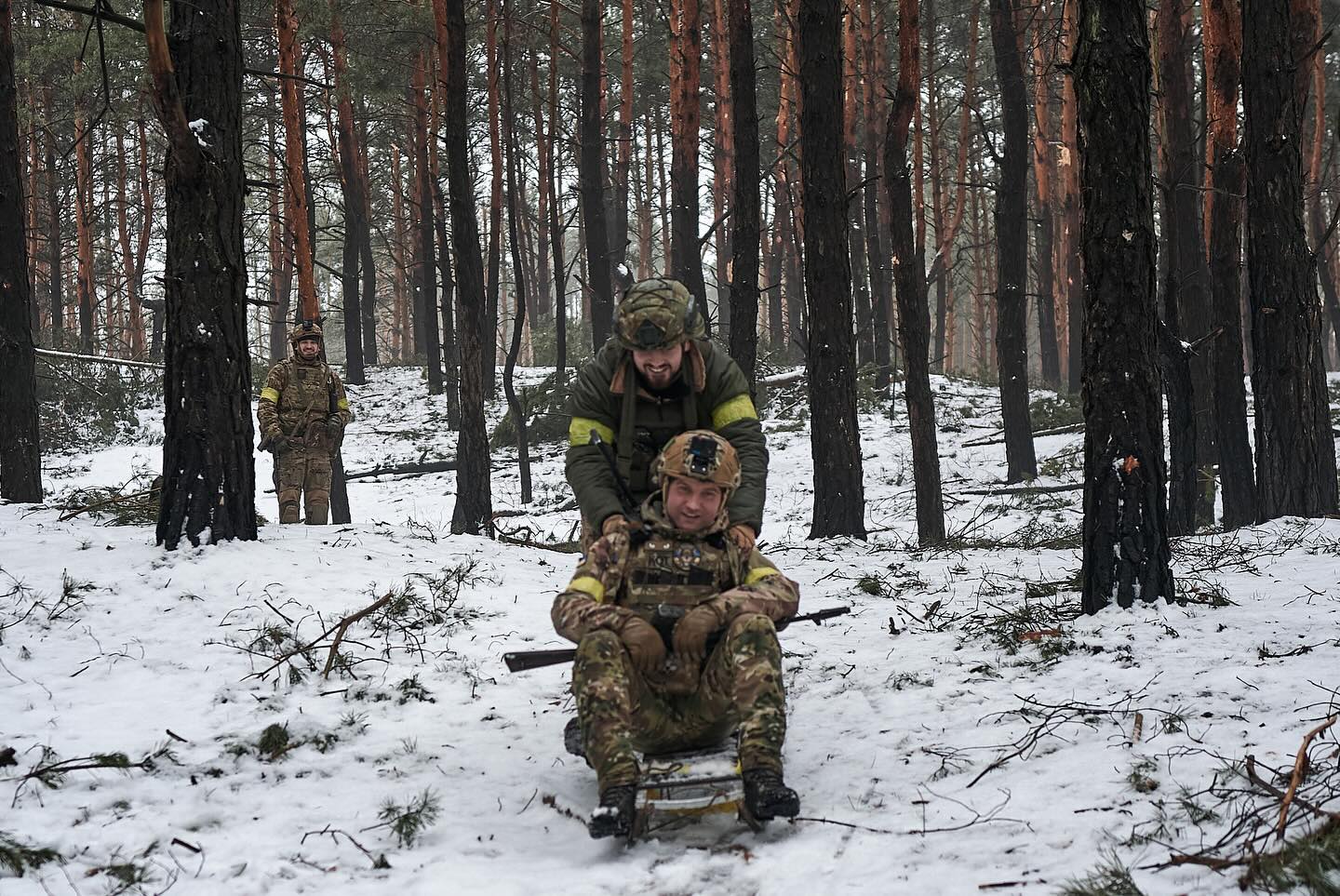 "Щастя бачити їхні посмішки". Мережу розчулили фото розваг наших розвідників на фронті