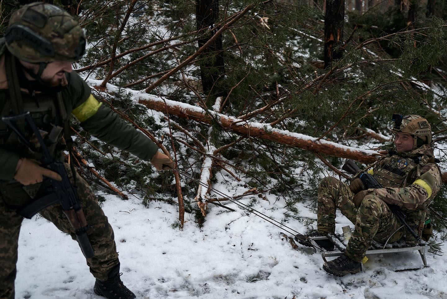 "Щастя бачити їхні посмішки". Мережу розчулили фото розваг наших розвідників на фронті