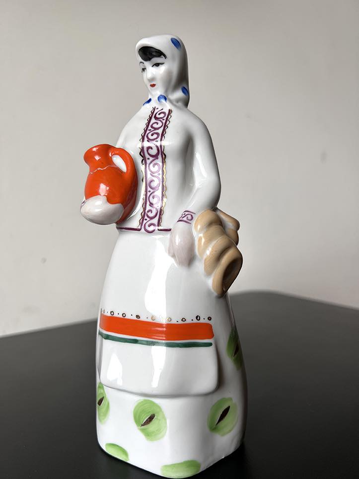 Цінну авторську порцеляну ХХ століття намагались незаконно вивезти з України (фото)