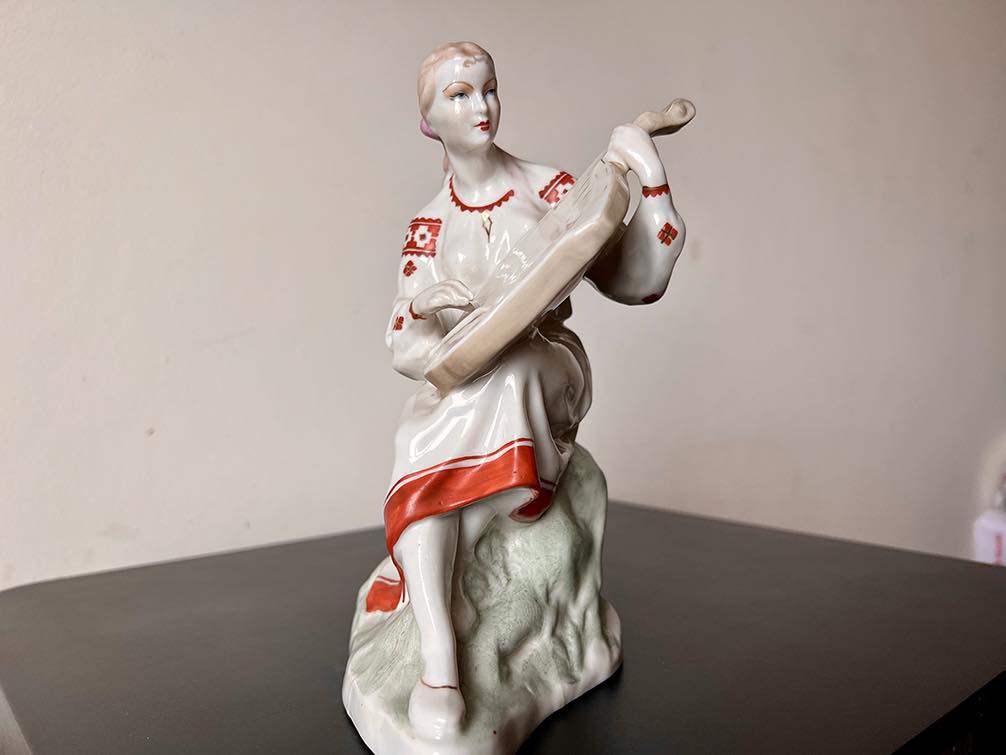 Цінну авторську порцеляну ХХ століття намагались незаконно вивезти з України (фото)