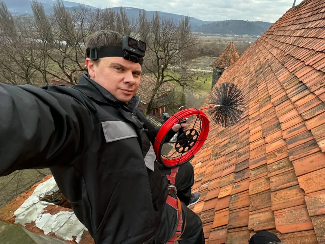 Скандал з Дмитром Комаровим: у ведучого відповіли на хейт через "Світ навиворіт" російською мовою