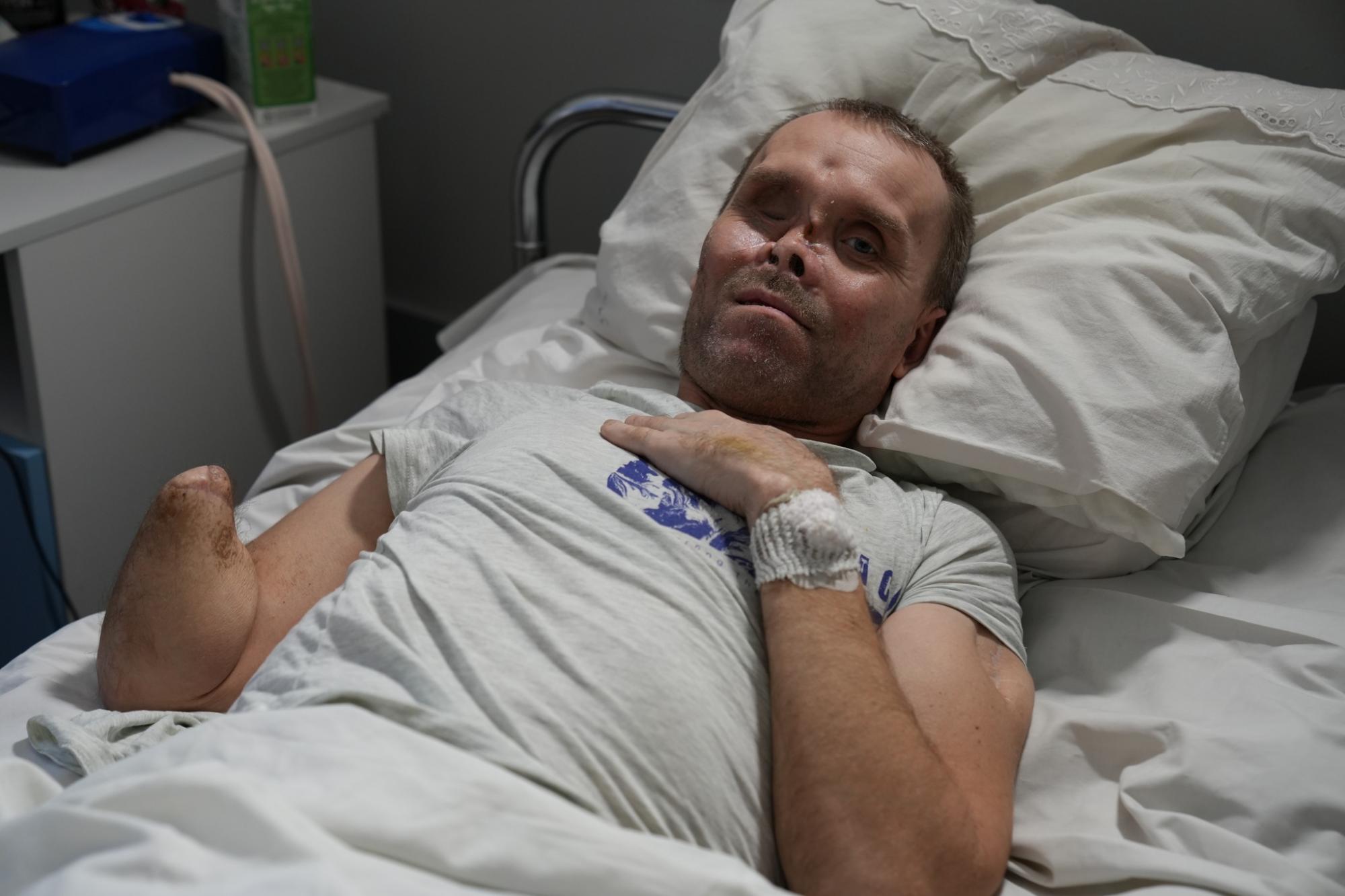 Доглядає важкопораненого сина: вчителька проводить онлайн-уроки з лікарняної палати