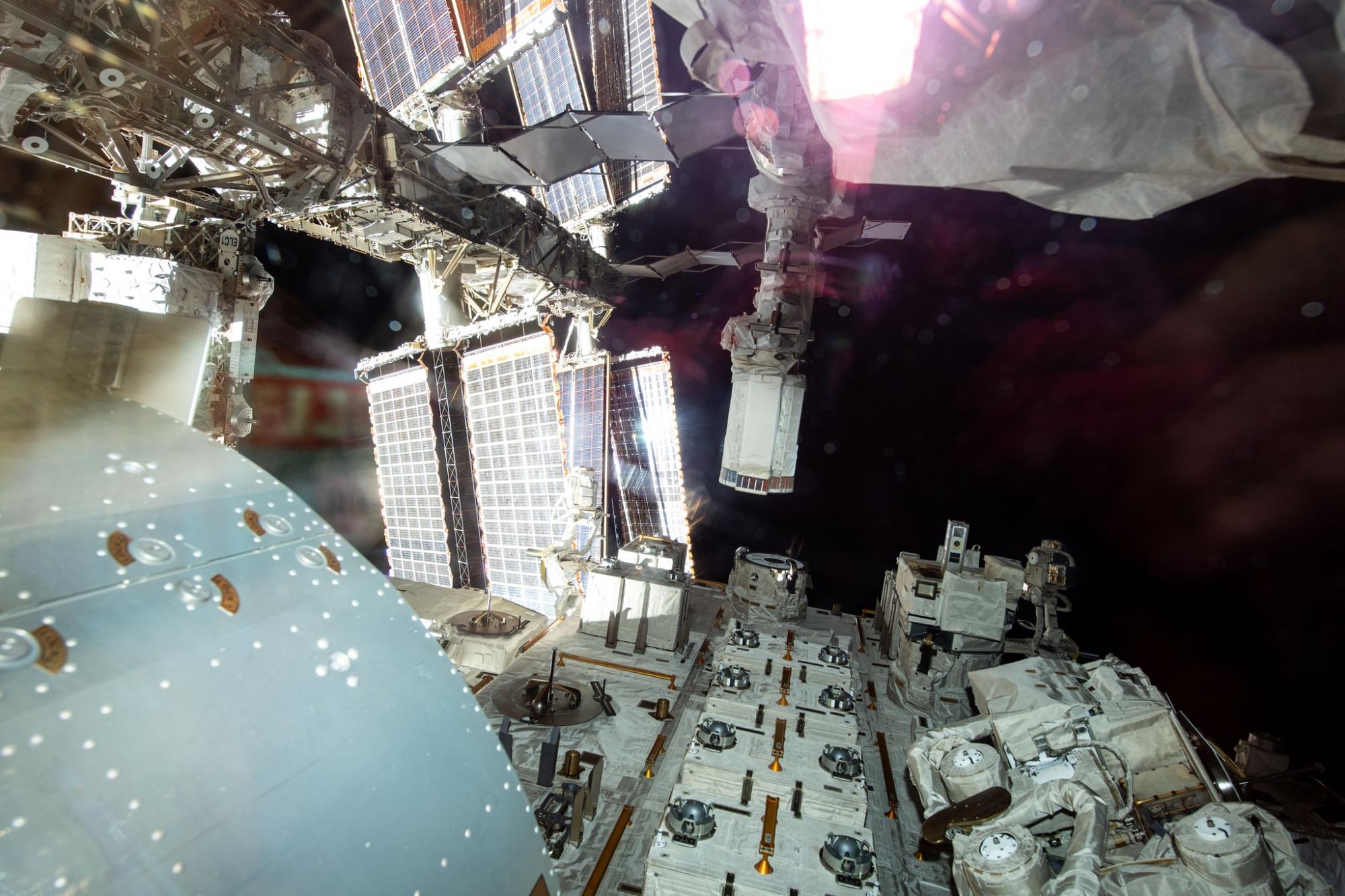 Астронавт показав, як виглядає Міжнародна космічна станція всередині: унікальні фото і відео