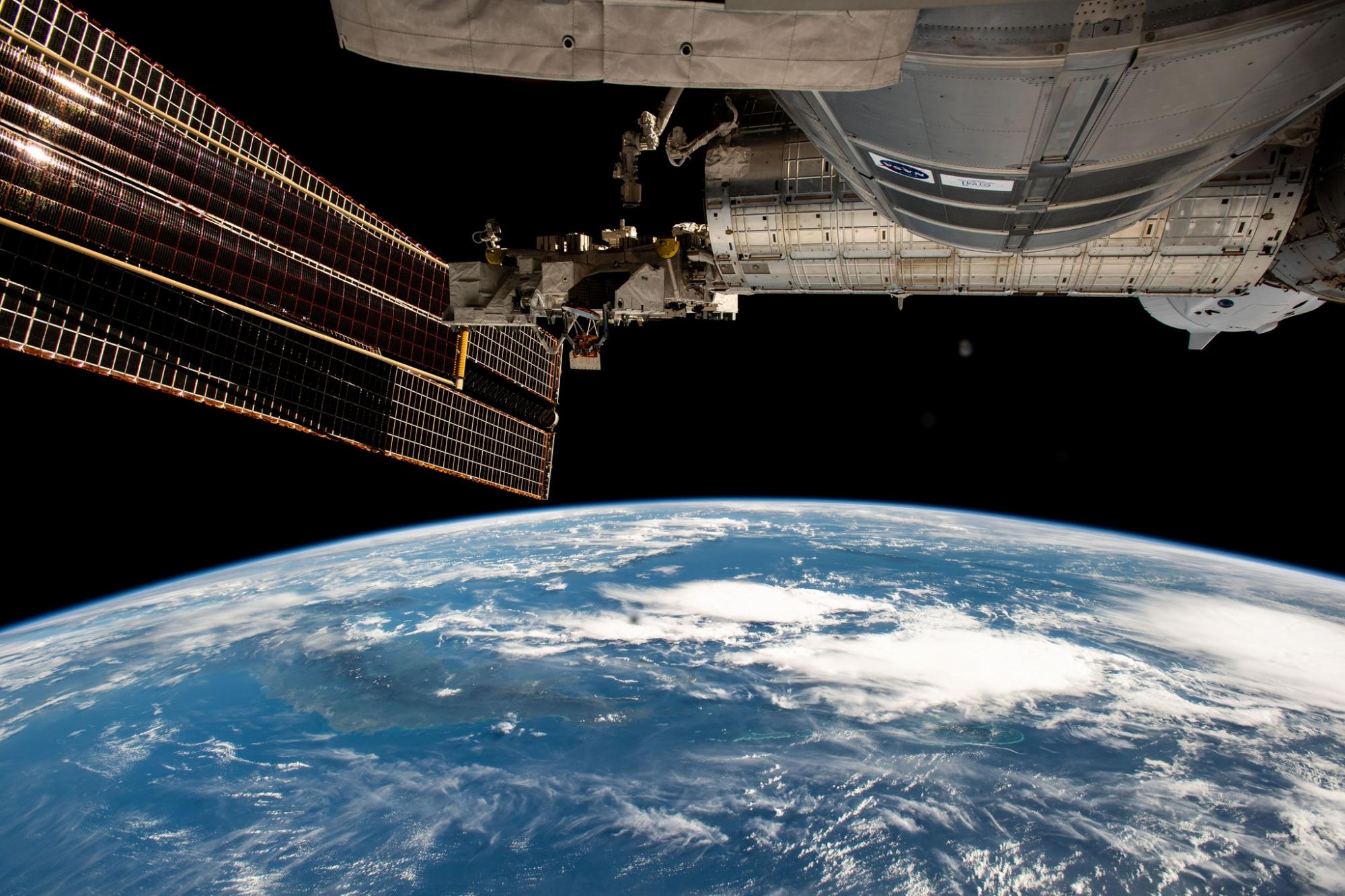 Астронавт показав, як виглядає Міжнародна космічна станція всередині: унікальні фото і відео