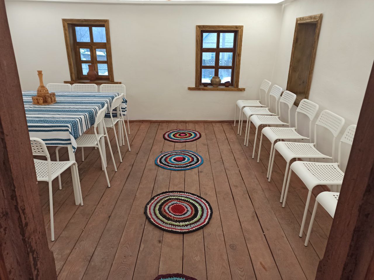 100-річну хату-мазанку перетворили на сучасний громадський простір. Ось як вона зараз виглядає