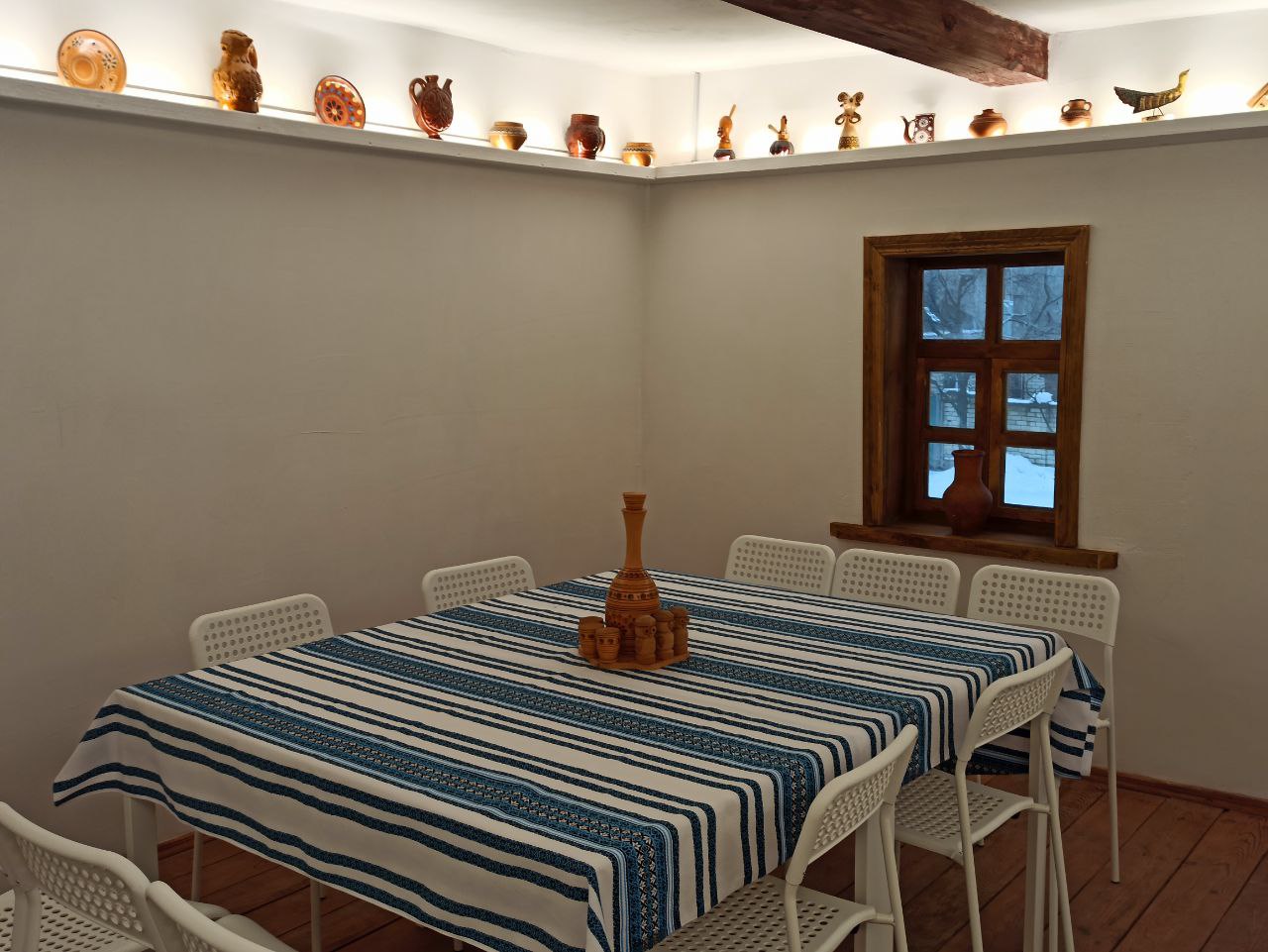 100-річну хату-мазанку перетворили на сучасний громадський простір. Ось як вона зараз виглядає