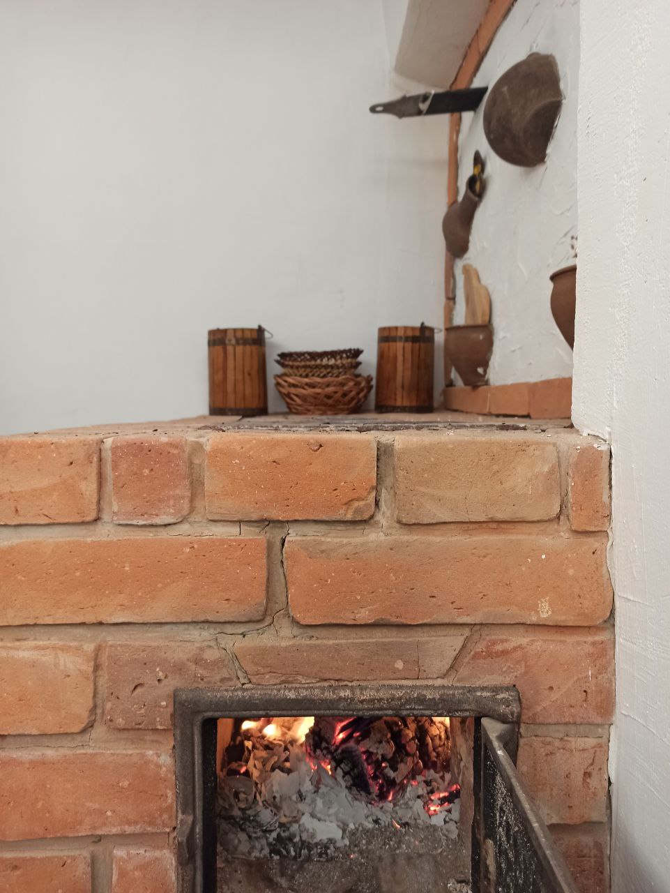 100-річну хату-мазанку перетворили на сучасний громадський простір. Ось як вона зараз виглядає