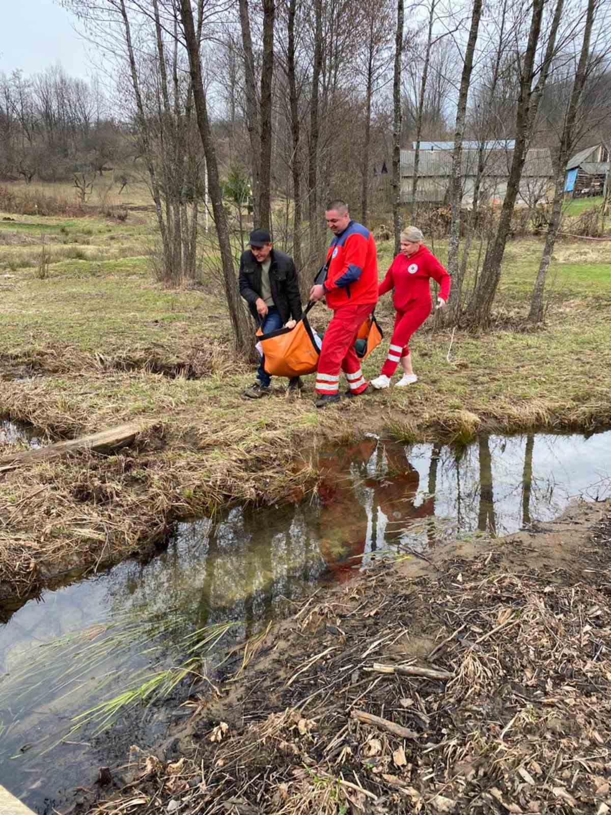 На Закарпатті 36-річна жінка народила восьму дитину: до "швидкої" її несли на ношах