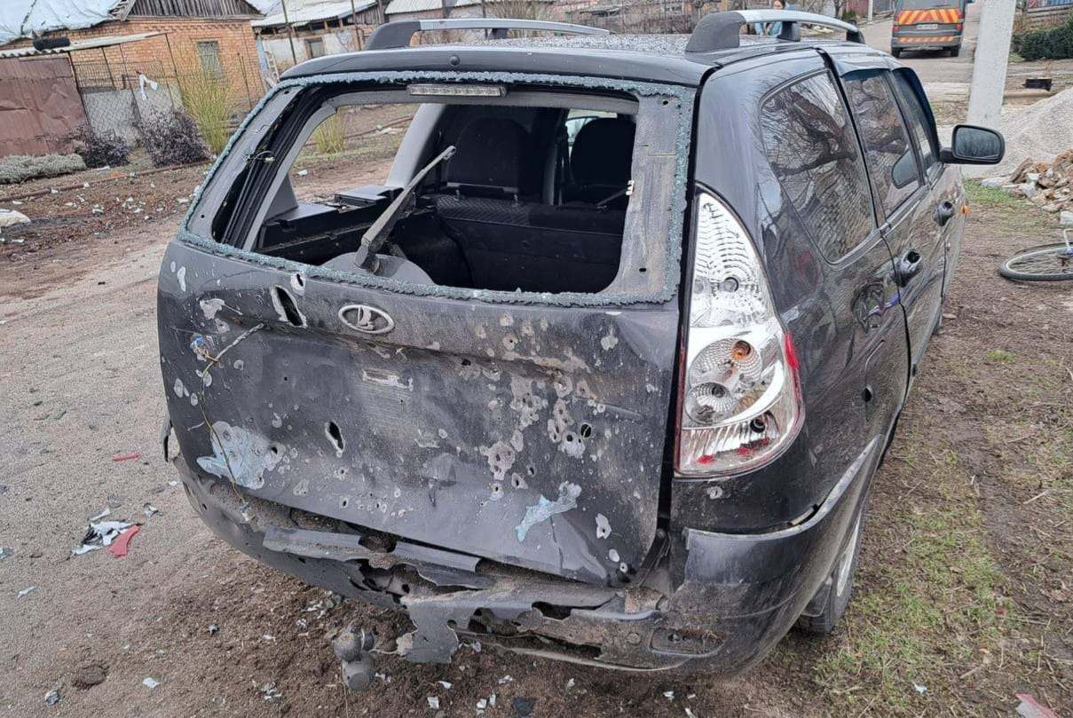 Росіяни вдарили по Нікопольському району: трьох людей поранено, пошкоджено автомобілі