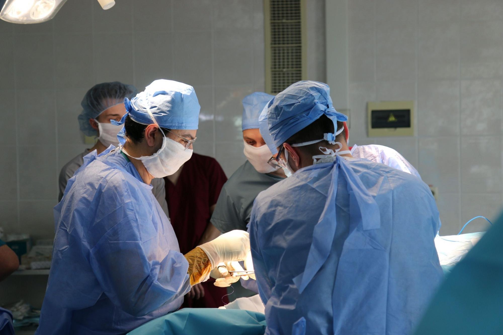 Ця методика інноваційна для України. У Вінниці провели унікальну операцію з протезування