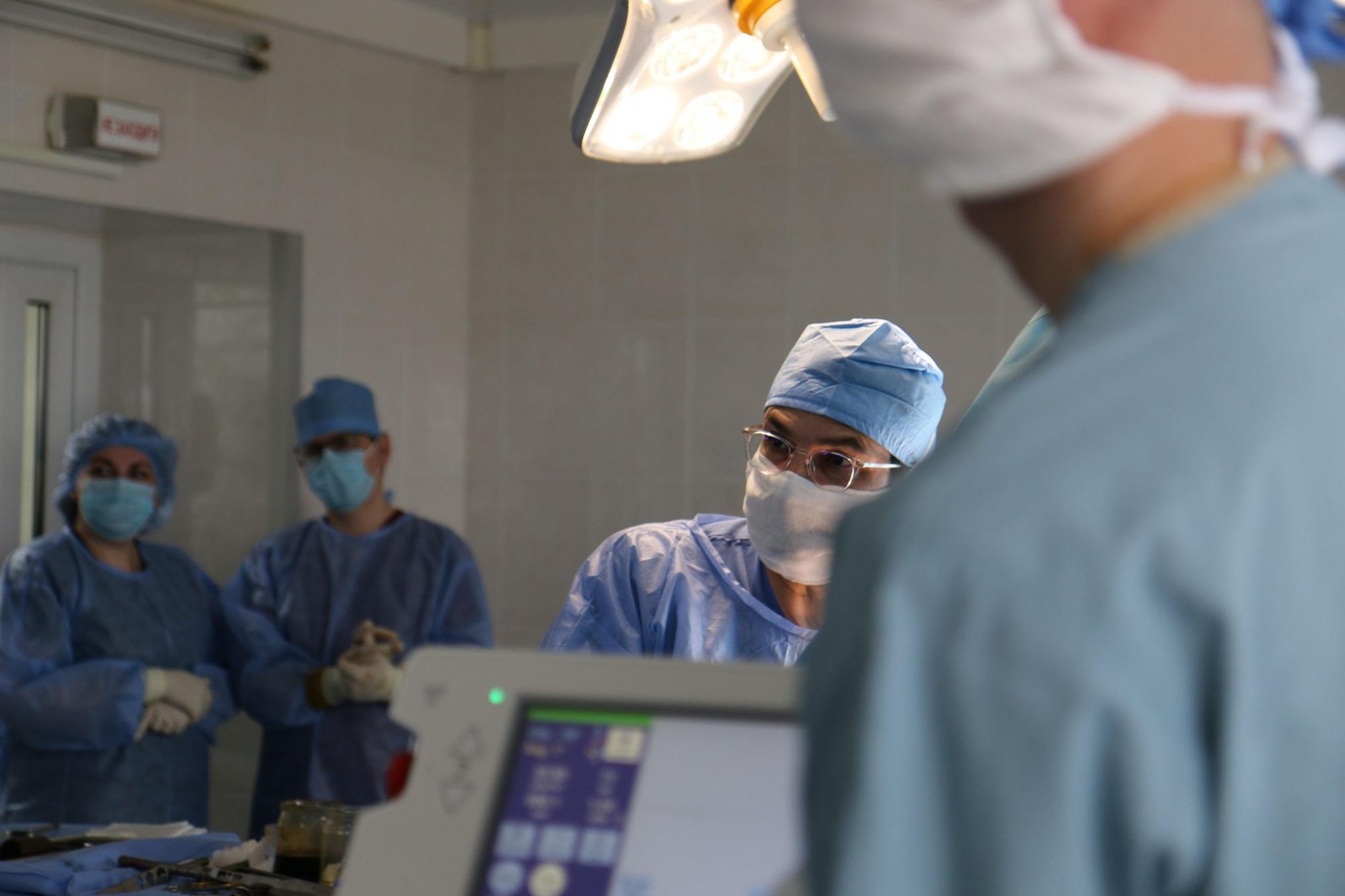 Ця методика інноваційна для України. У Вінниці провели унікальну операцію з протезування