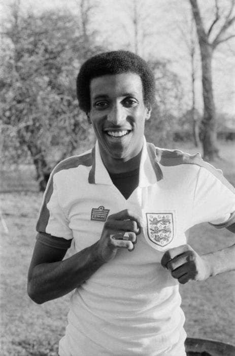Перший темношкірий футболіст збірної Англії віддав на продаж історичну реліквію