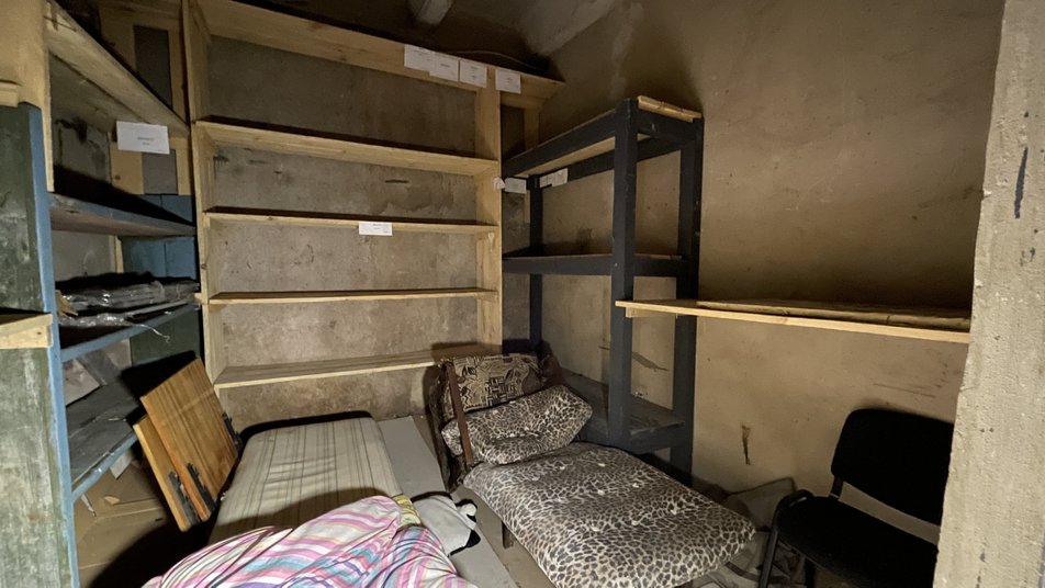 Електричні кабелі та протигази: з'явилися нові фото з катівні окупантів в Ізюмі