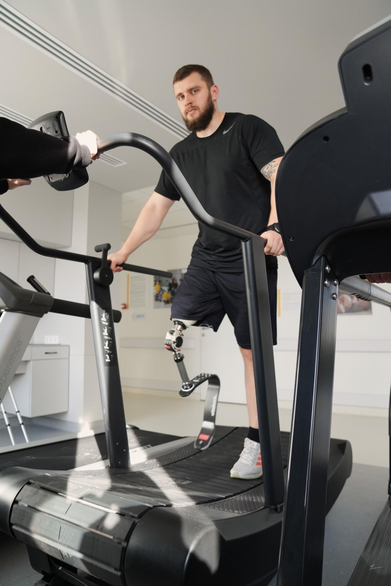 Зможе бігати на протезі. Львівські медики здійснили мрію пораненого воїна