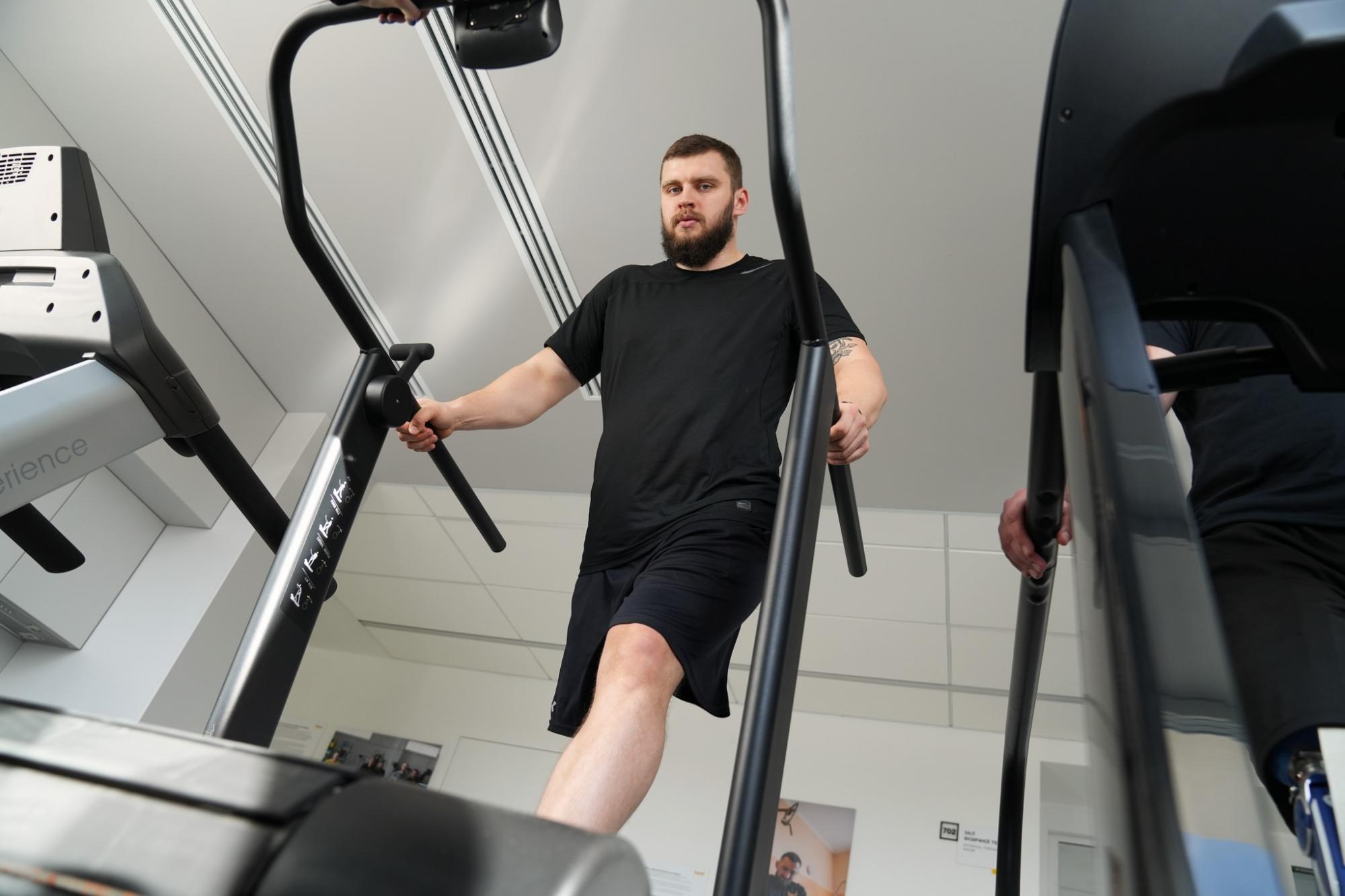 Зможе бігати на протезі. Львівські медики здійснили мрію пораненого воїна