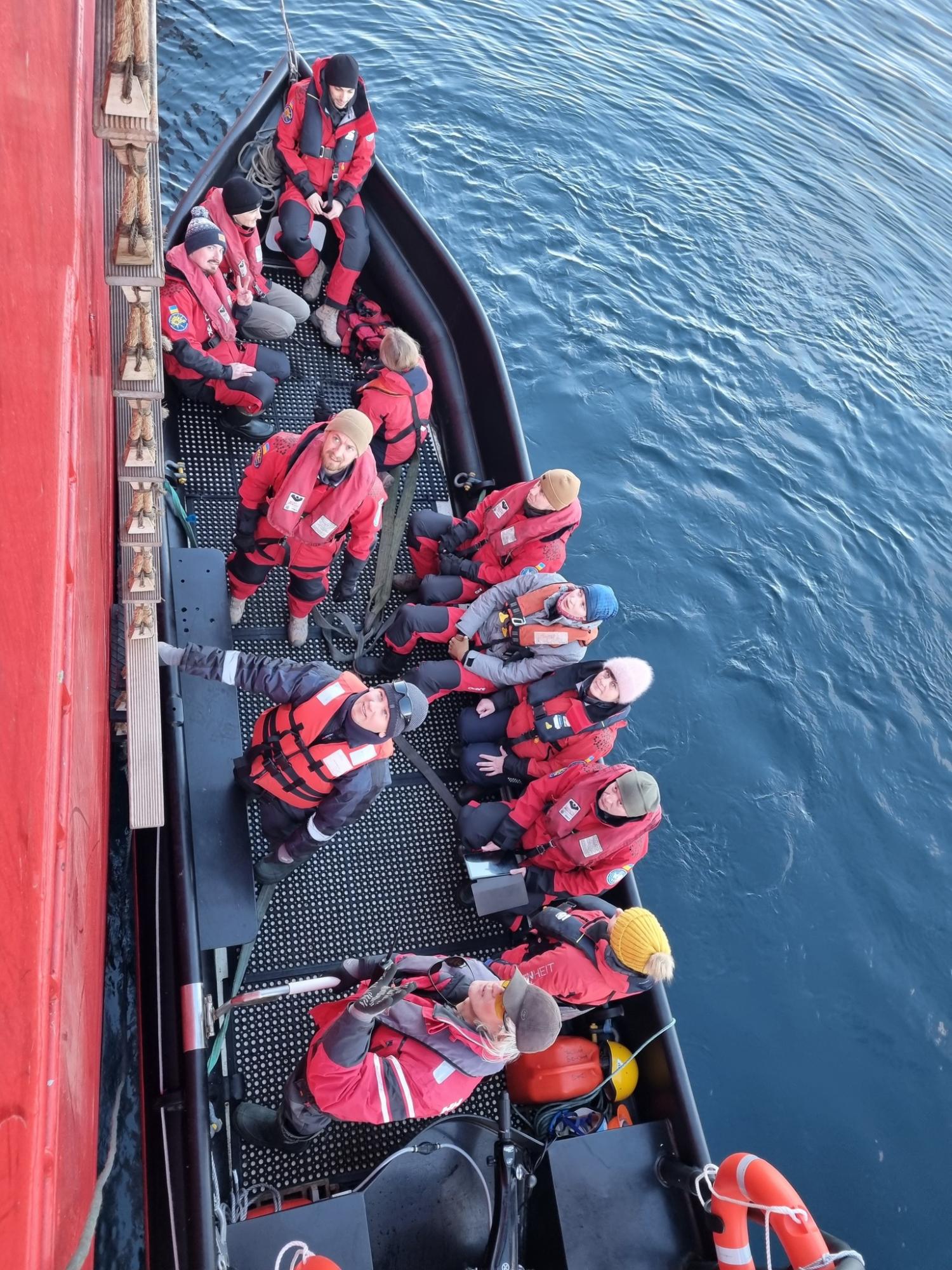 "Пройшли Дрейком, як автобаном". На "Академік Вернадський" прибула нова команда полярників (фото)
