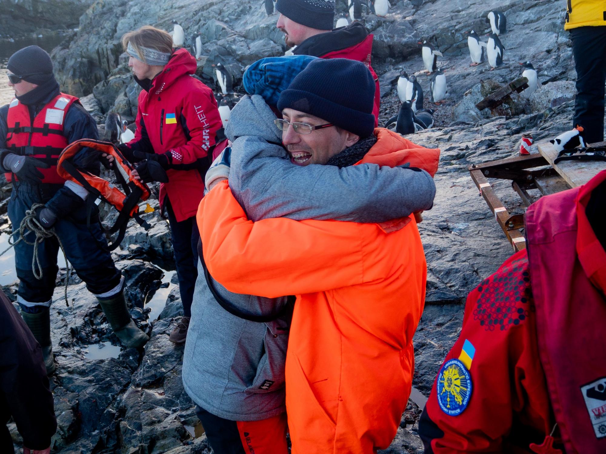 "Пройшли Дрейком, як автобаном". На "Академік Вернадський" прибула нова команда полярників (фото)