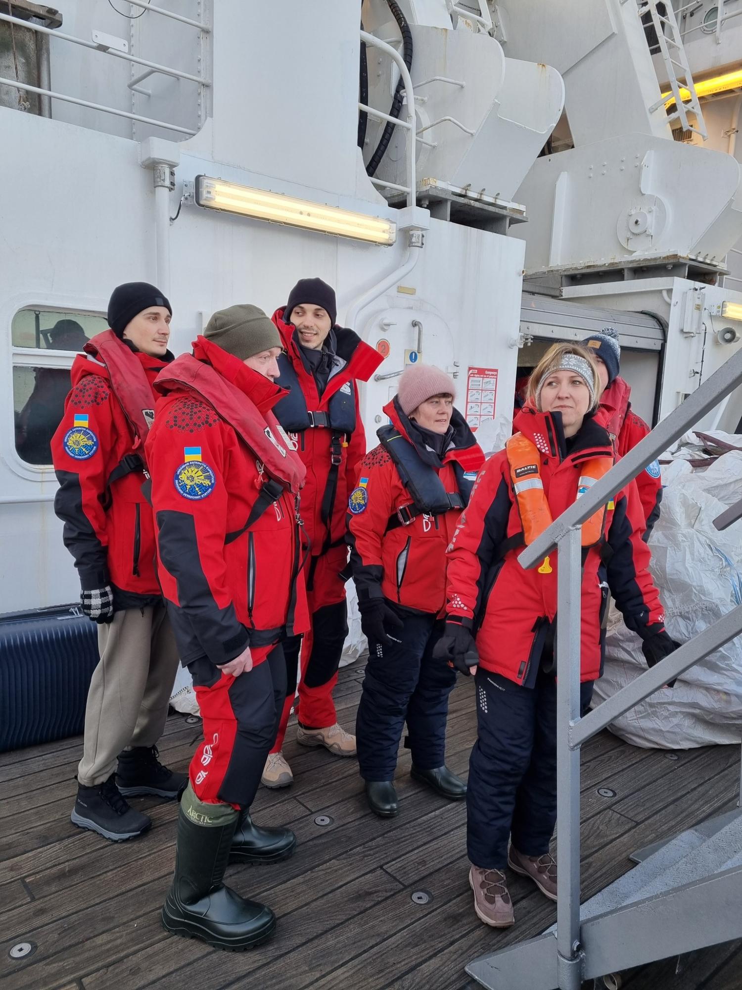"Пройшли Дрейком, як автобаном". На "Академік Вернадський" прибула нова команда полярників (фото)