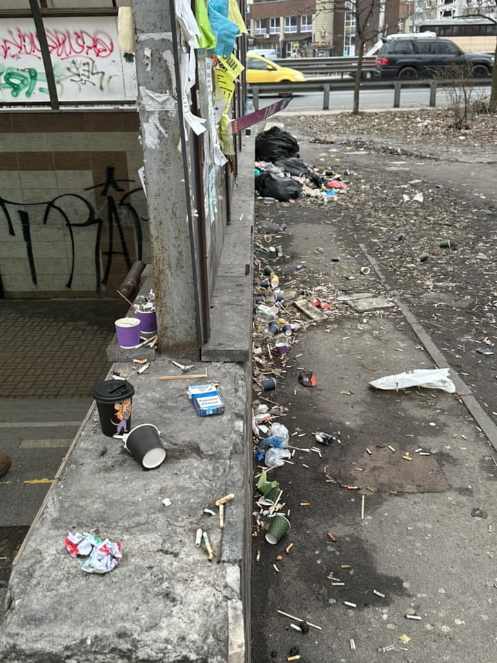 В Києві станцію метро перетворили на "смітник". Фото, які говорять самі за себе