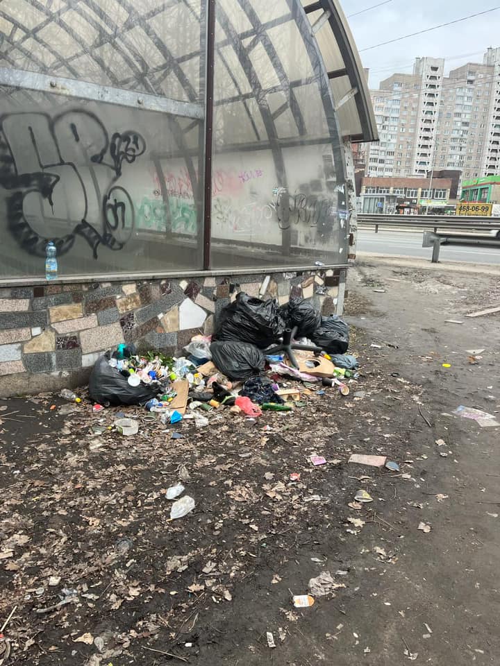 В Києві станцію метро перетворили на "смітник". Фото, які говорять самі за себе