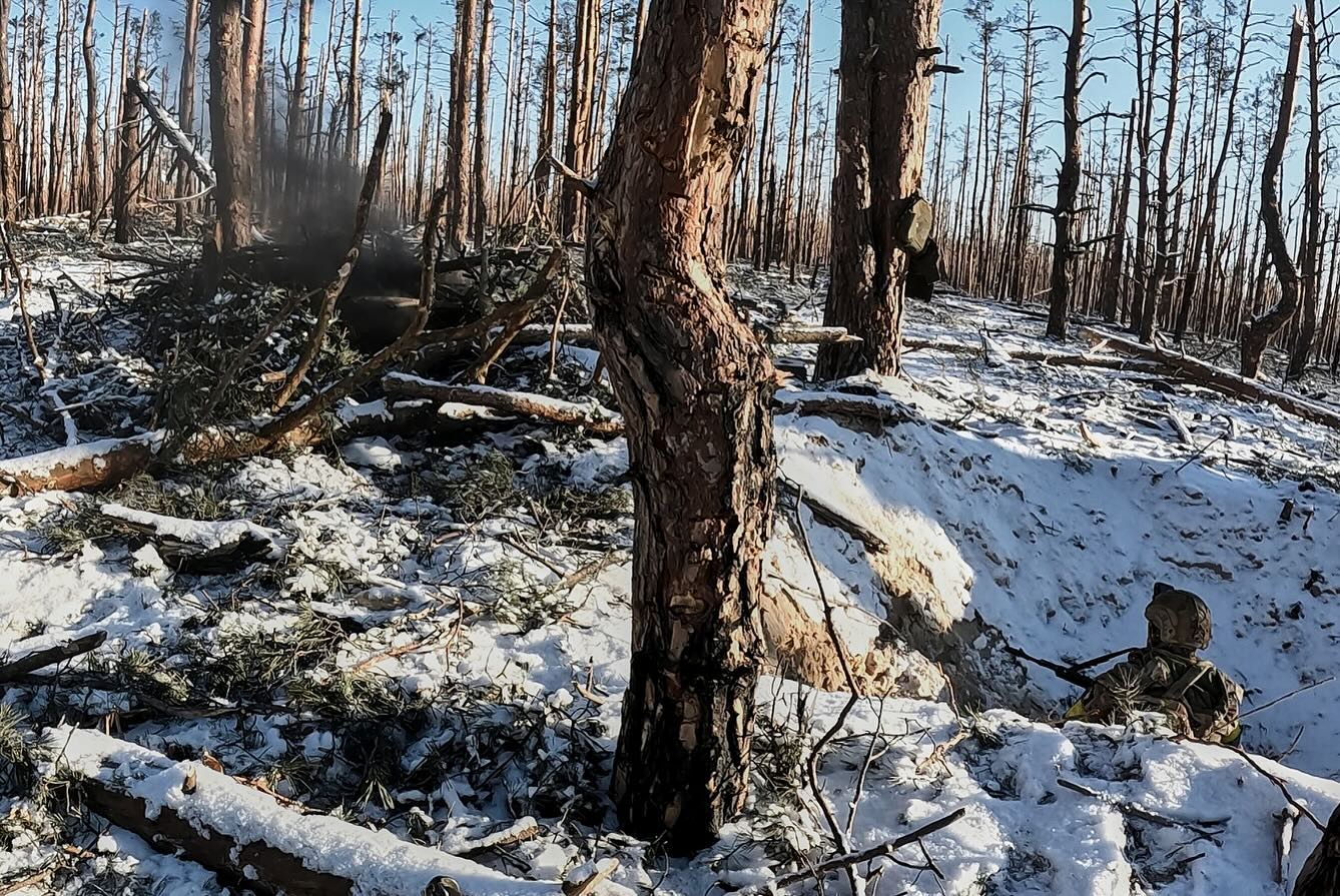 Фотографи показали, як наші воїни штурмують позиції росіян під Куп'янськом: вражаючі кадри