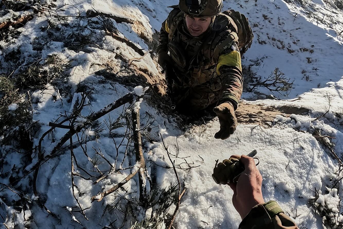 Фотографи показали, як наші воїни штурмують позиції росіян під Куп'янськом: вражаючі кадри