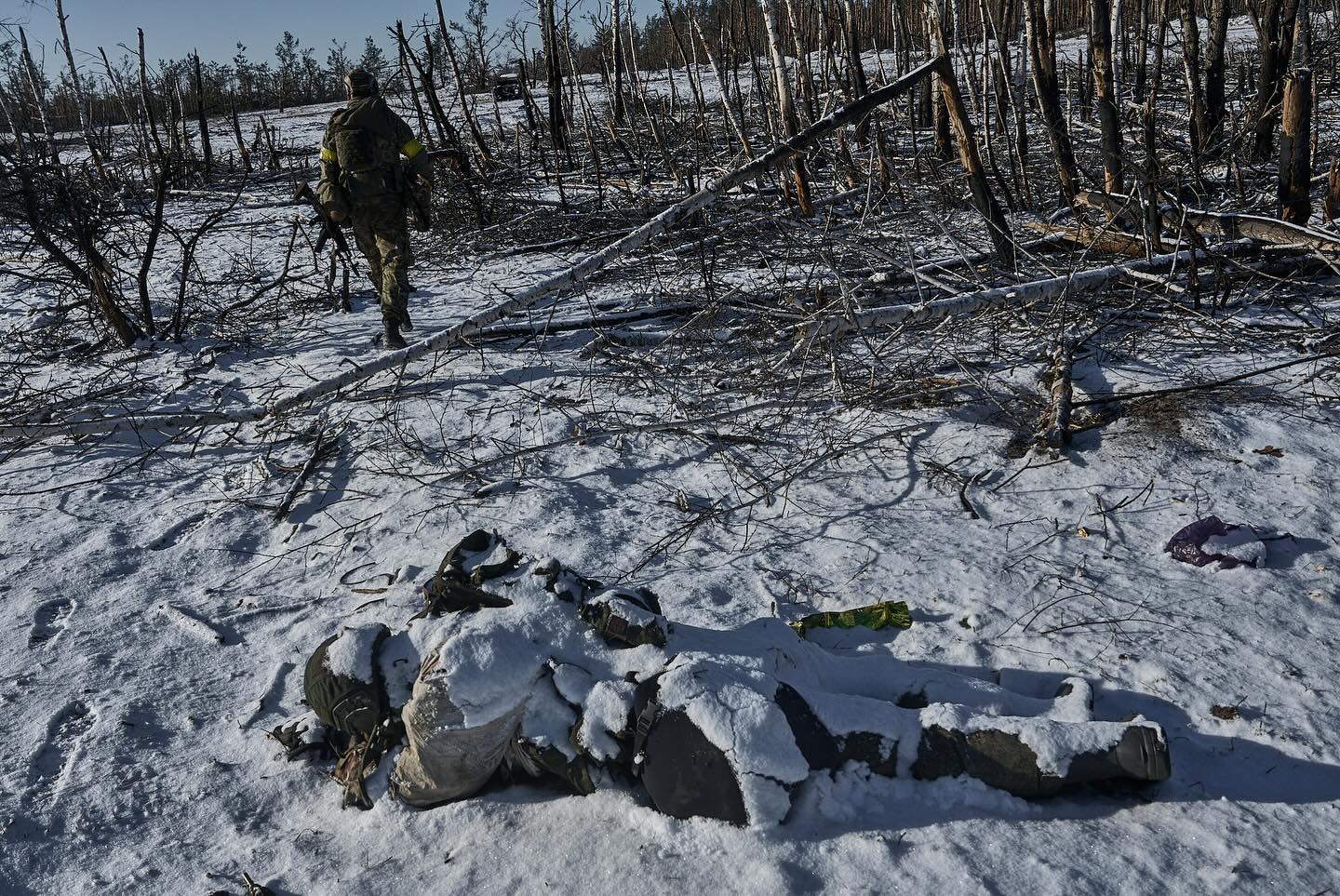 Фотографи показали, як наші воїни штурмують позиції росіян під Куп'янськом: вражаючі кадри