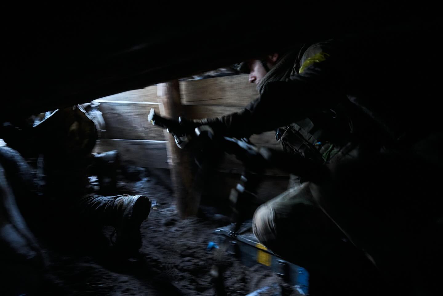 Фотографи показали, як наші воїни штурмують позиції росіян під Куп'янськом: вражаючі кадри