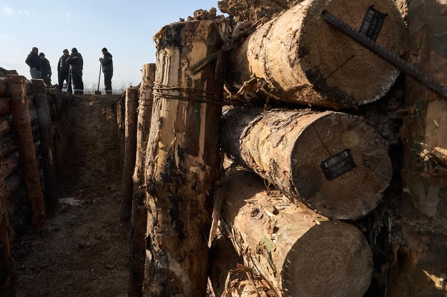 Дивіться, як будують фортифікаційні споруди на лінії оборони у Харківській та Сумській областях (фото)