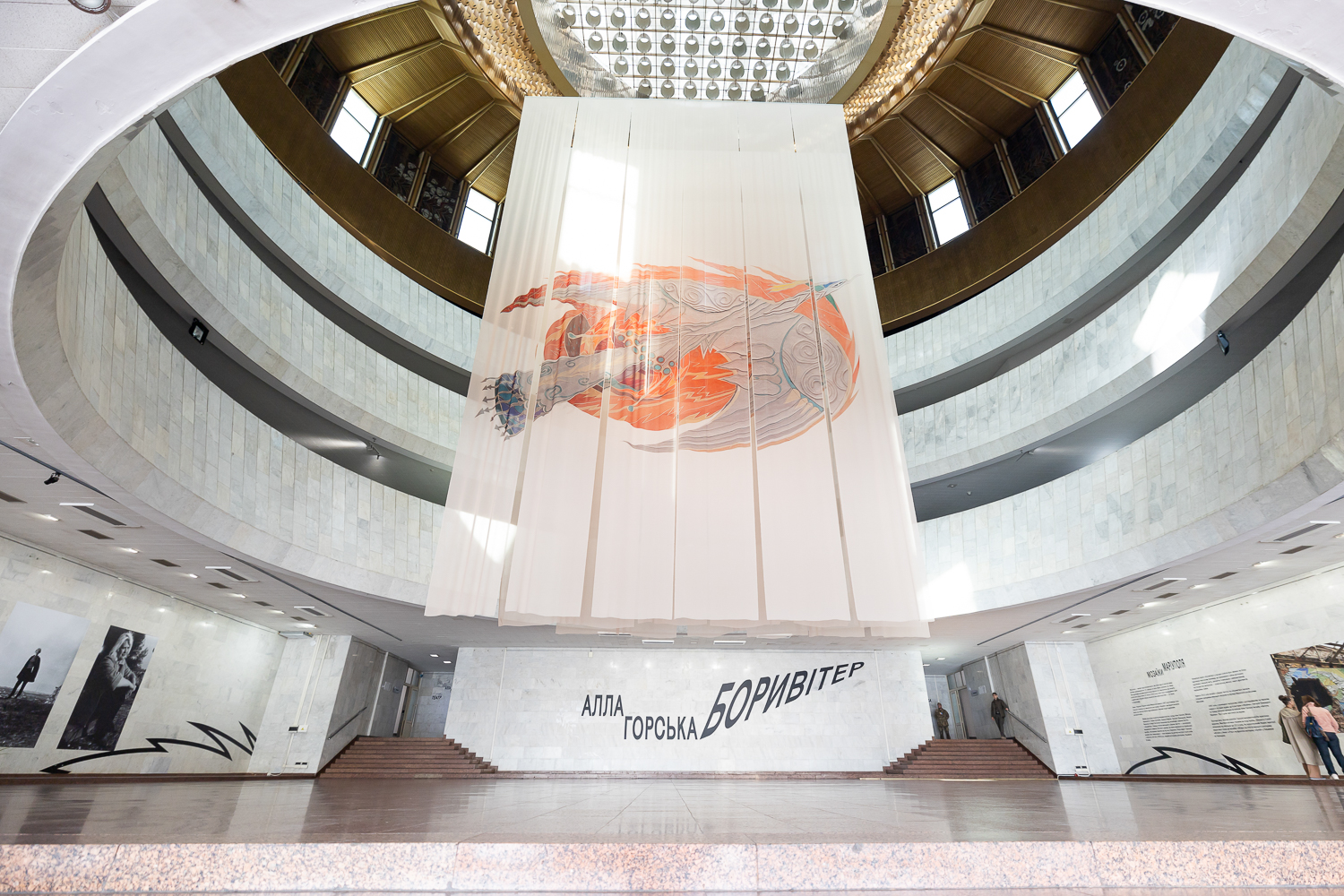 Держатся за руки и смотрят в будущее: супруги Зеленские впервые за долгое время появились на публике