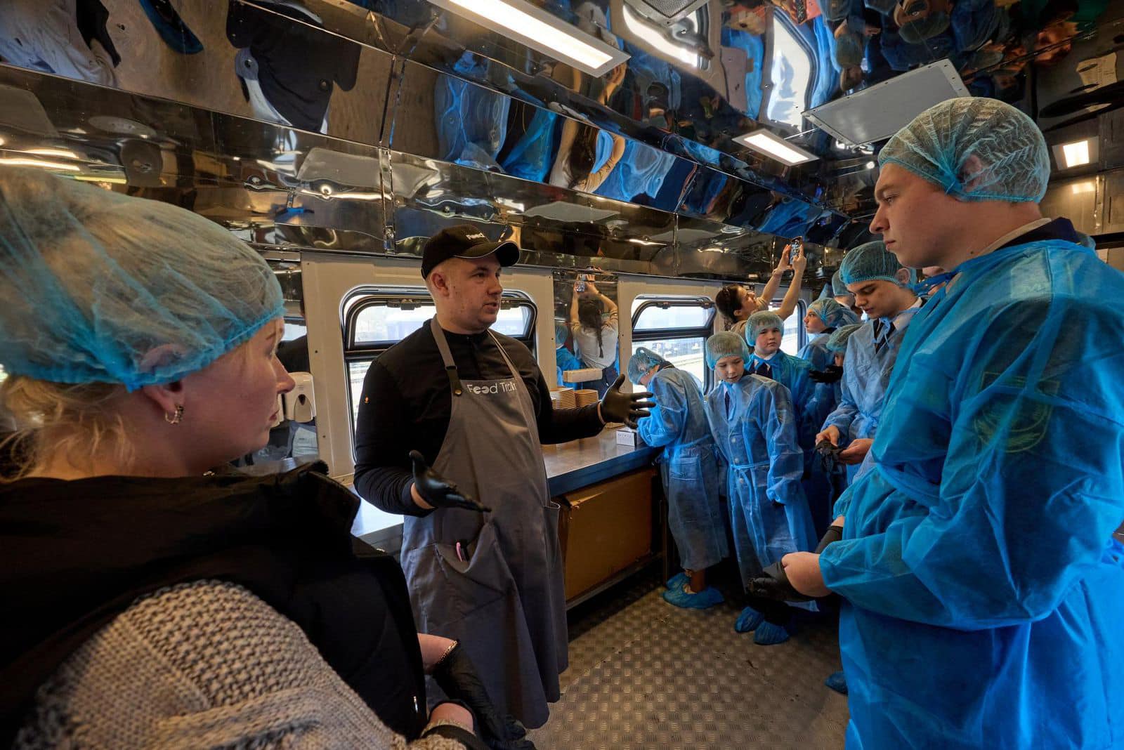 Укрзализныця показала, как работает поезд-кухня в Харьковской области: фото