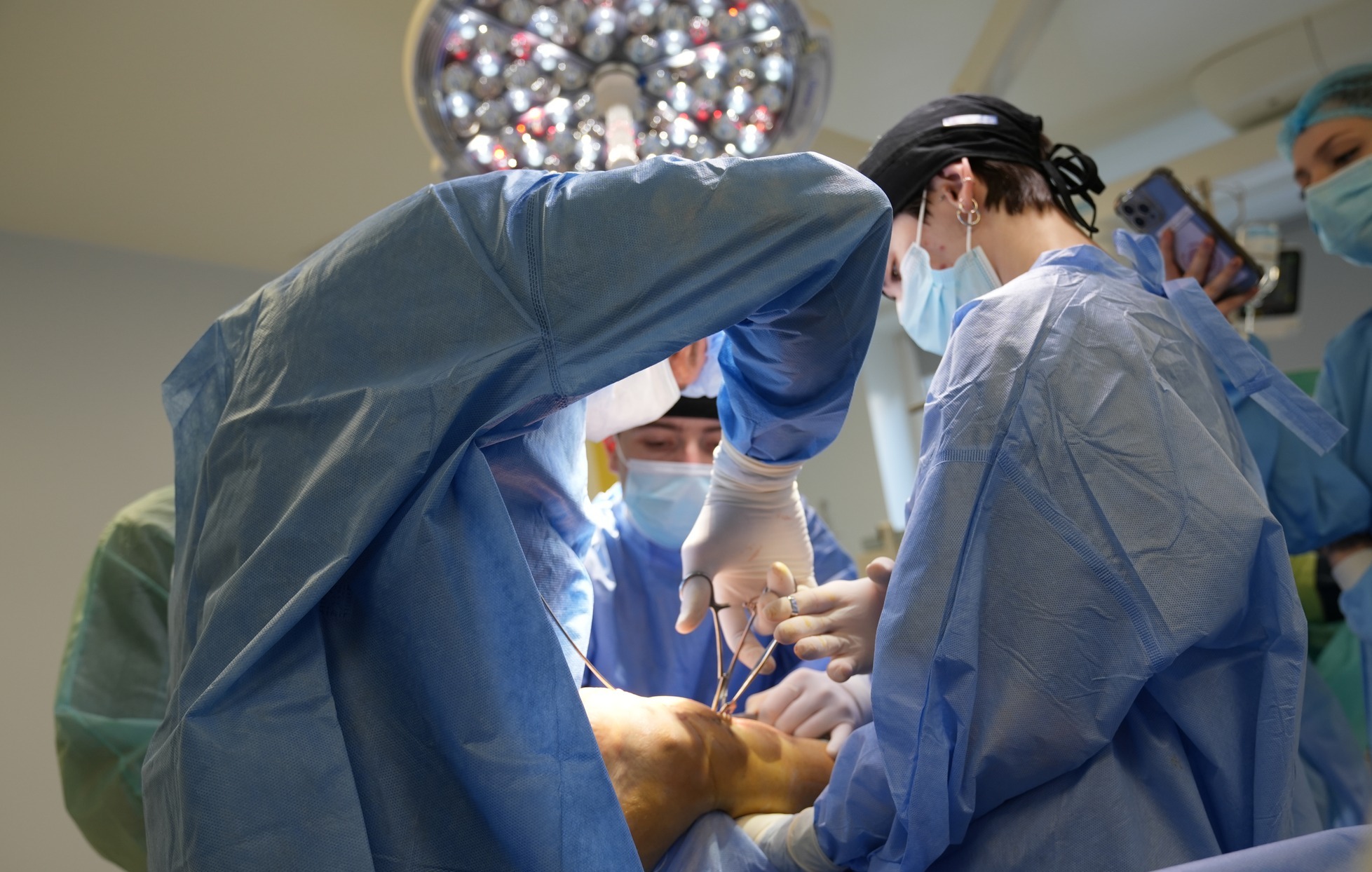 Переніс 10 операцій за 5 місяців. У Львові лікарі "ставлять на ноги" пораненого бойового медика