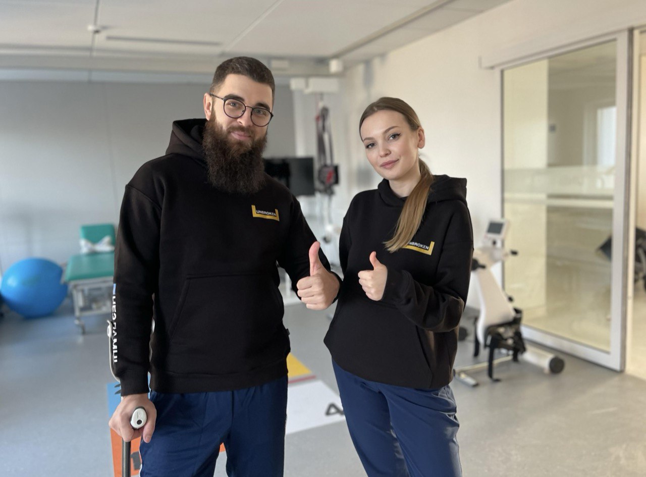 Переніс 10 операцій за 5 місяців. У Львові лікарі "ставлять на ноги" пораненого бойового медика