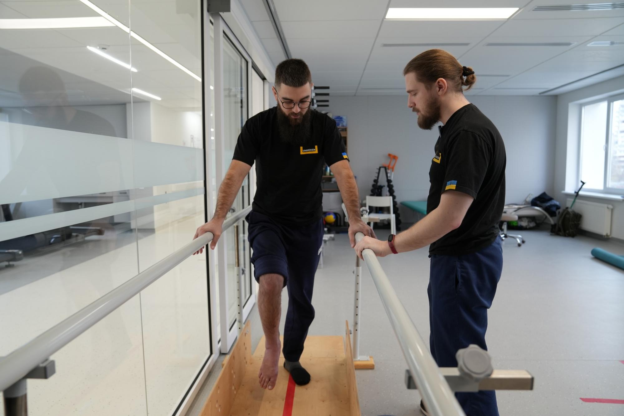 Переніс 10 операцій за 5 місяців. У Львові лікарі "ставлять на ноги" пораненого бойового медика