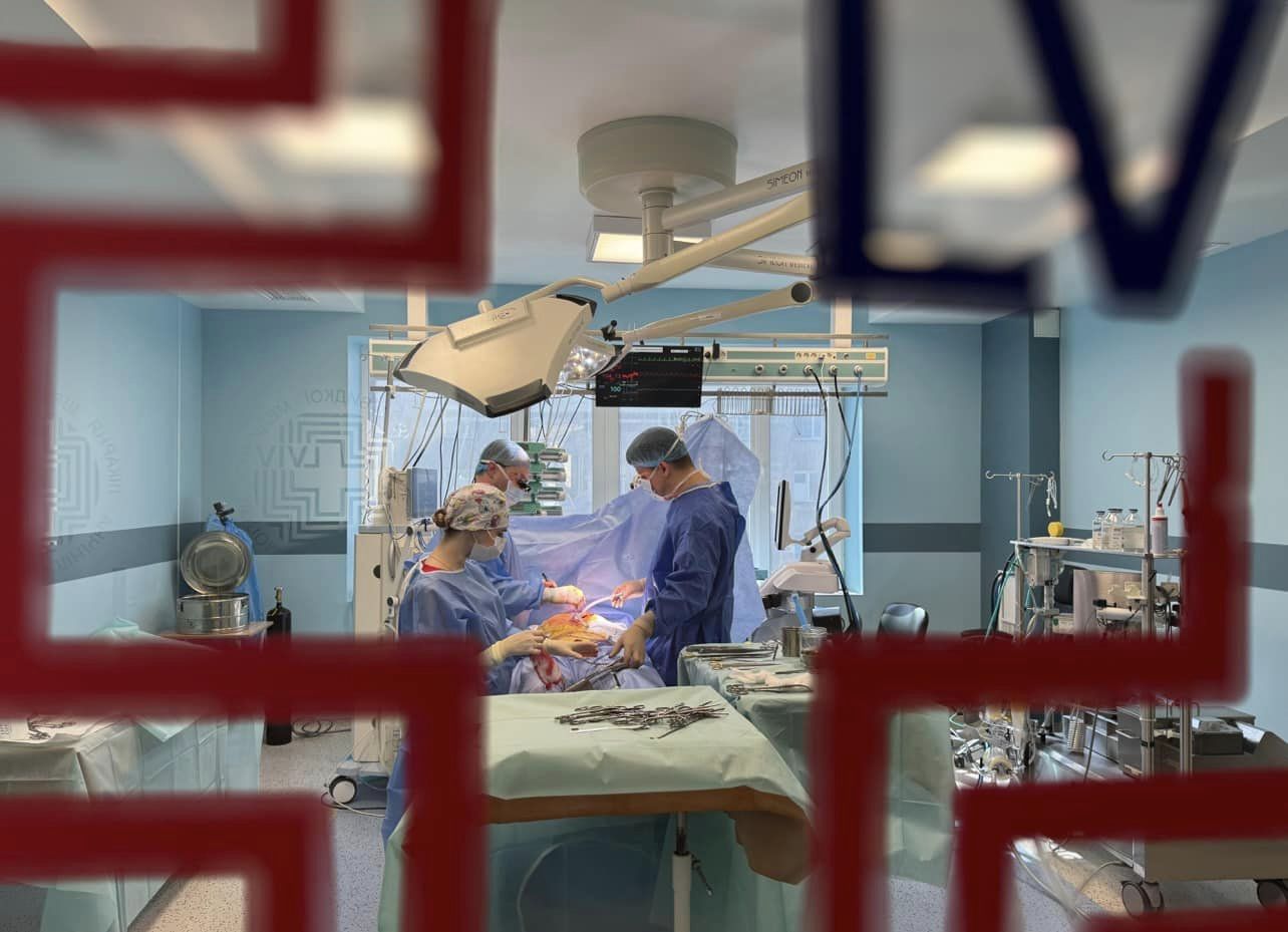 "Уламок застряг за міліметр від аорти". У Львові медики дивом врятували захисника