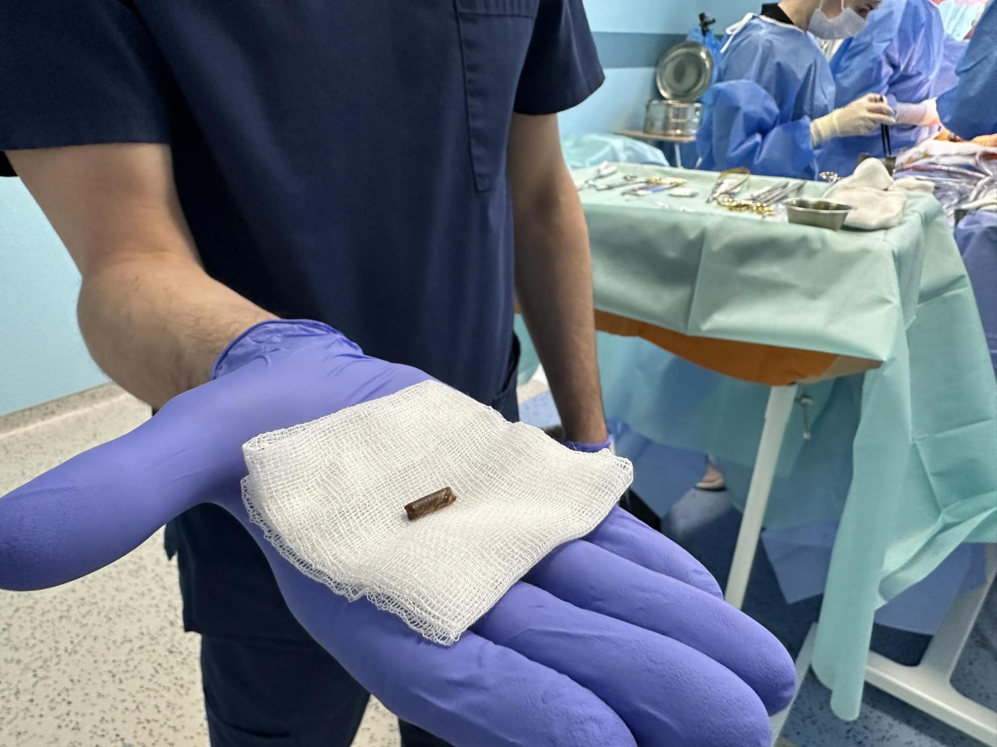 "Уламок застряг за міліметр від аорти". У Львові медики дивом врятували захисника