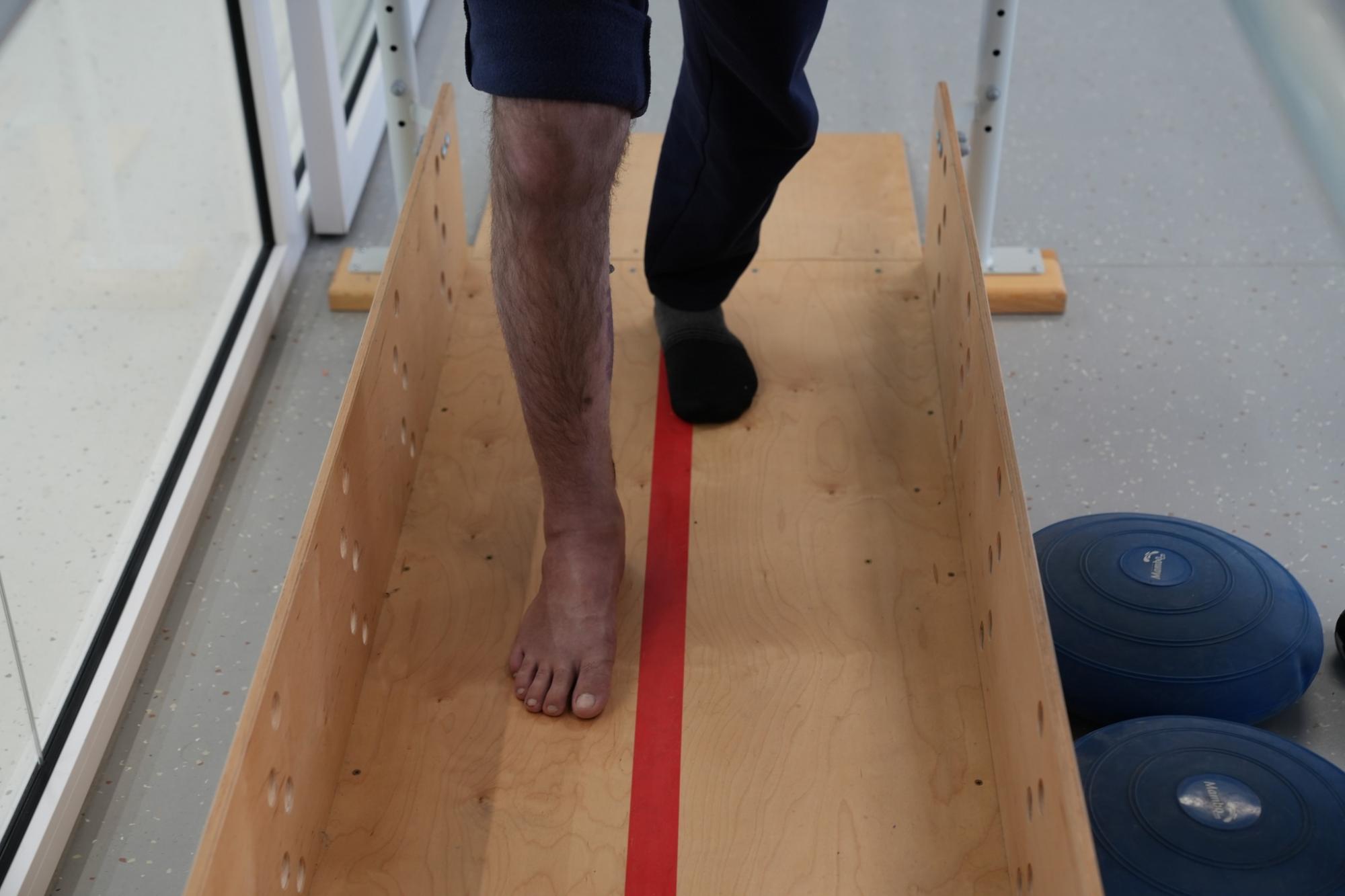 Переніс 10 операцій за 5 місяців. У Львові лікарі "ставлять на ноги" пораненого бойового медика